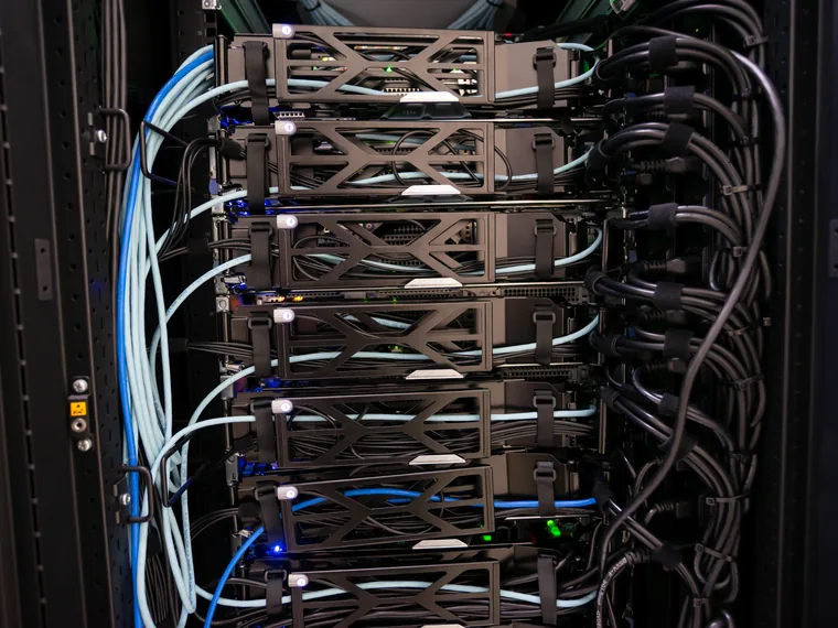 Rack server e cablaggio di rete in sala dati aziendale