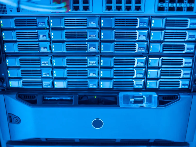 Sistema di archiviazione NAS aziendale con dischi in RAID