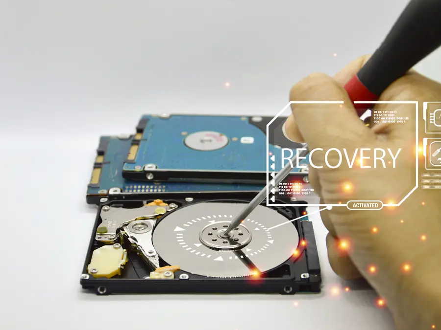 Recupero dati da hard disk e SSD aperto in laboratorio