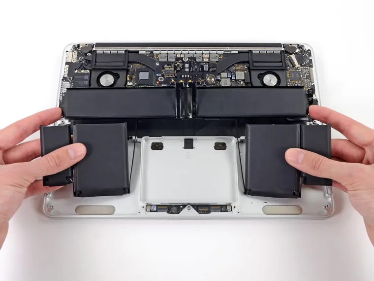 Sostituzione batteria su notebook in laboratorio a Treviso