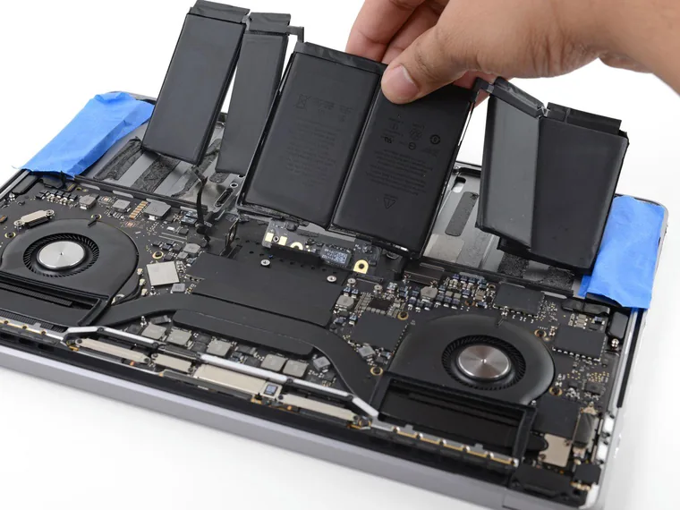 Ricambio batteria e componenti su dispositivo portatile