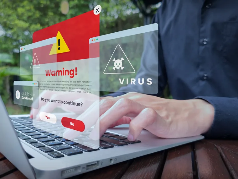 Avviso di virus e malware sullo schermo di un computer
