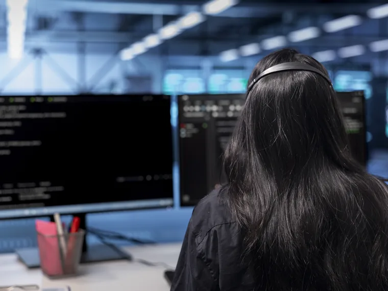 Tecnico al lavoro sulla messa in sicurezza dei sistemi informatici