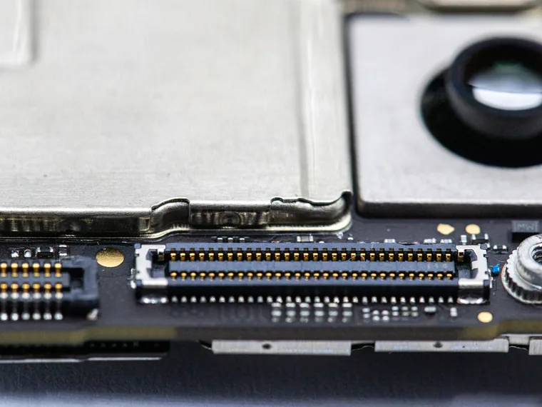 Connettori e modulo fotocamera sulla scheda madre di uno smartphone