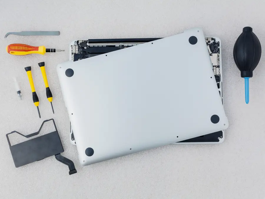 MacBook aperto in laboratorio con strumenti per la sostituzione del display