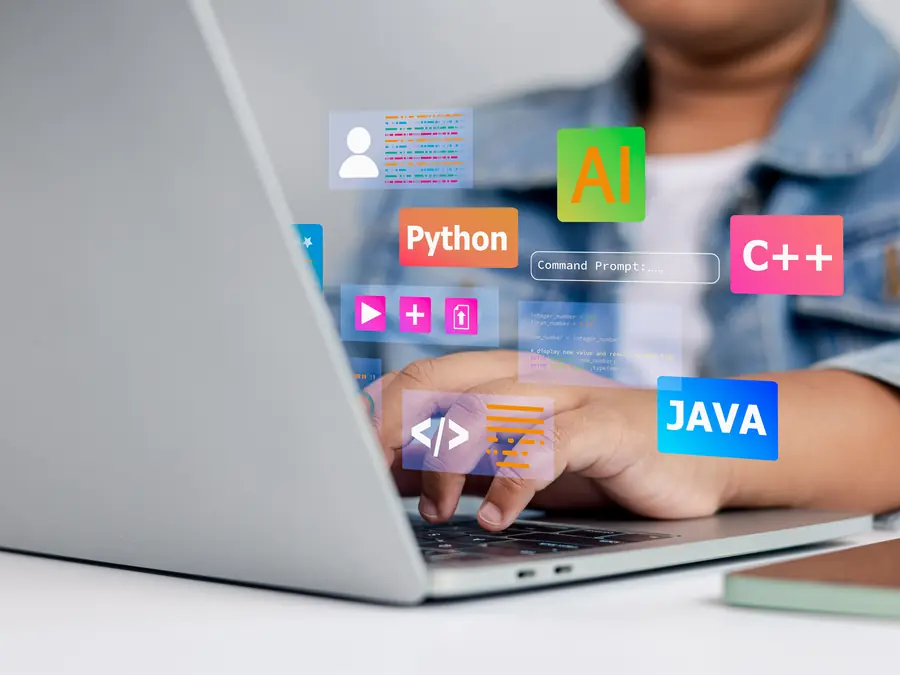 Programmatore che sviluppa software con diversi linguaggi di programmazione